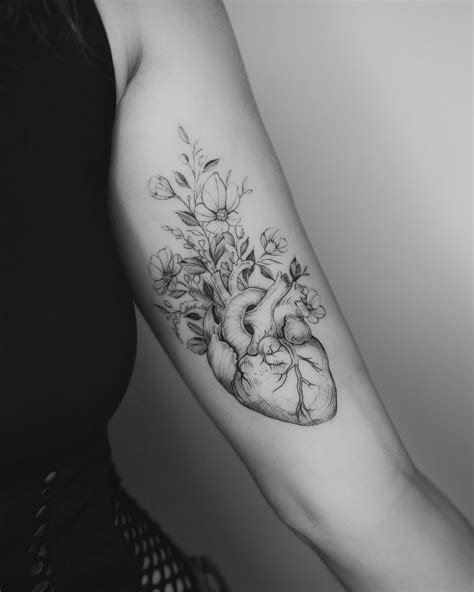 Lasciati ispirare dalle 10 migliori idee su tatuaggi fiori braccio